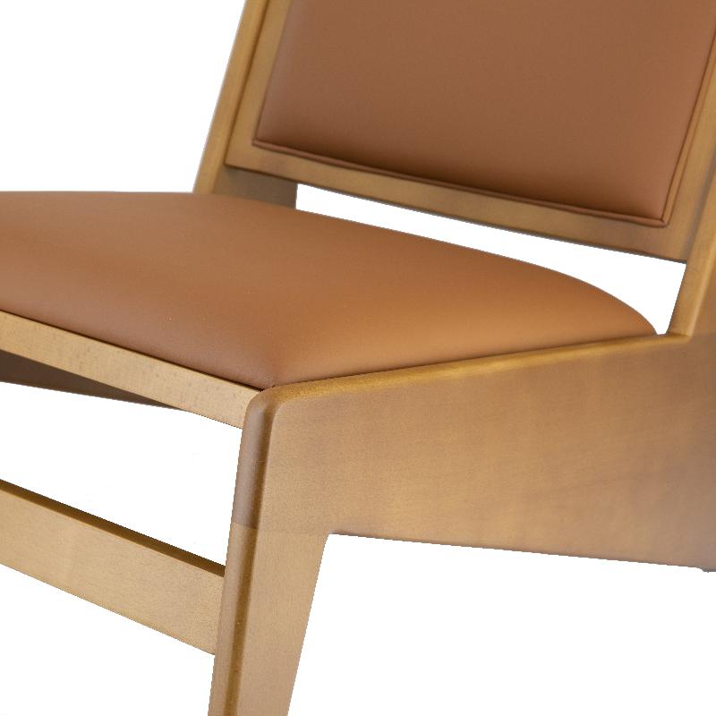 Fauteuil bas Guiza en bois et éco-cuir
