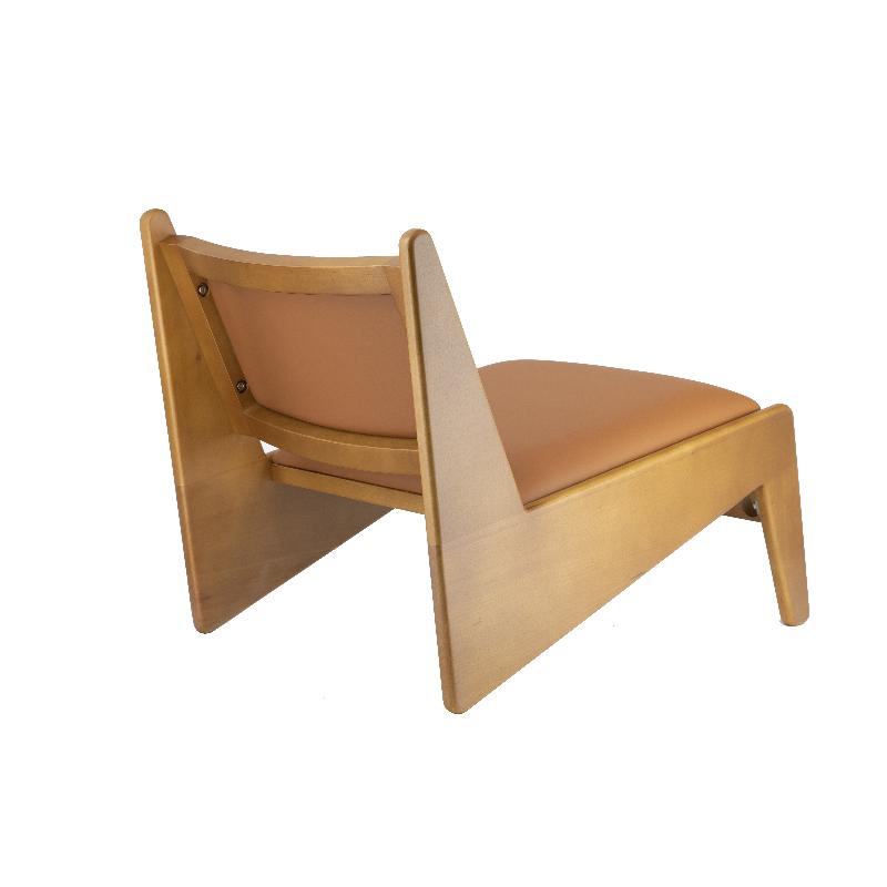 Fauteuil bas Guiza en bois et éco-cuir
