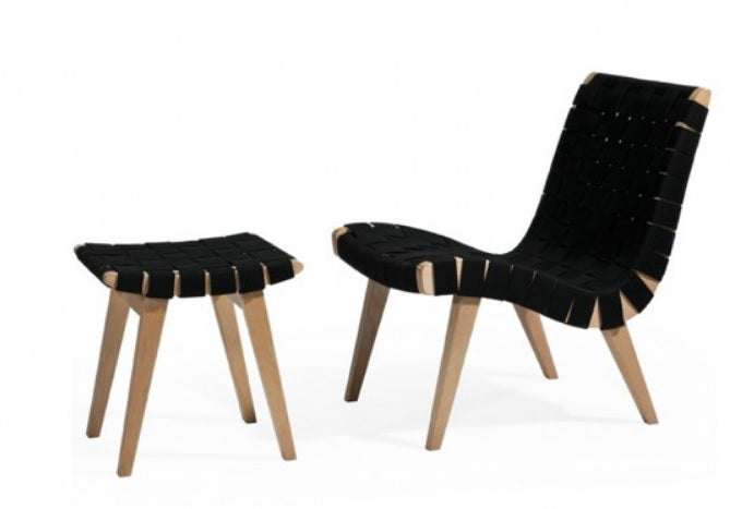 Poltrona de design relaxante em madeira com pufe
