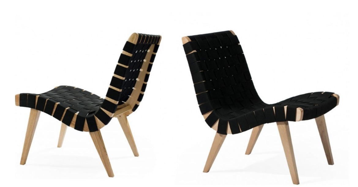 Poltrona de design relaxante em madeira com pufe