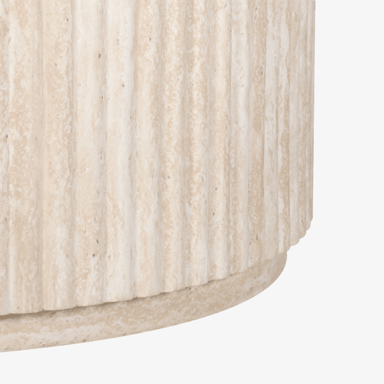 Detalle de la base estriada de la mesa de comedor ovalada Petra