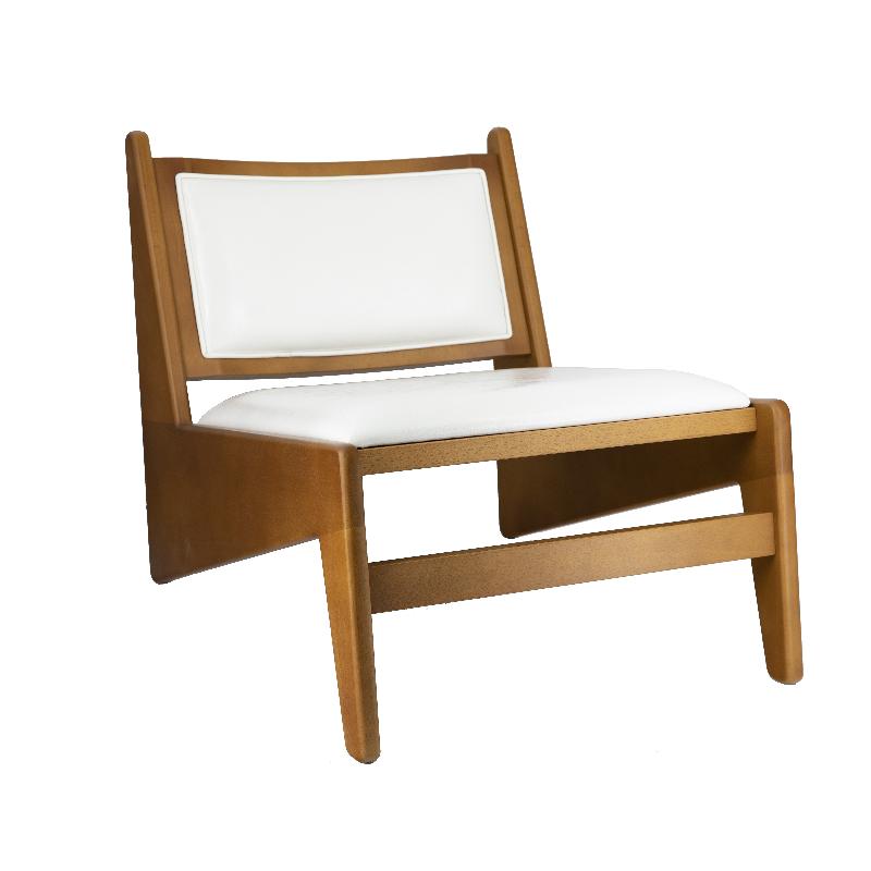 Fauteuil bas Guiza en bois et éco-cuir
