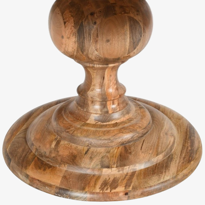 Detalle del pie central torneado en madera de mango maciza mesa redonda artesanal Tina 150 cm